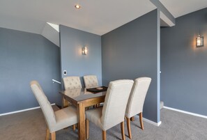 Vila superluxo, 3 quartos, vista para o lago | Opções para refeição no quarto