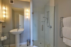3 Bedroom Lake View Villa | Bathroom