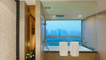 Deluxe Suite, 3 Bedrooms | Bathroom | Free toiletries, hair dryer, bathrobes, slippers