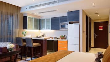 Executive Studio | 1 bedroom, premium bedding, in-room safe, desk