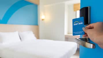 客房内保险箱、办公桌、笔记本电脑工作区、遮光窗帘