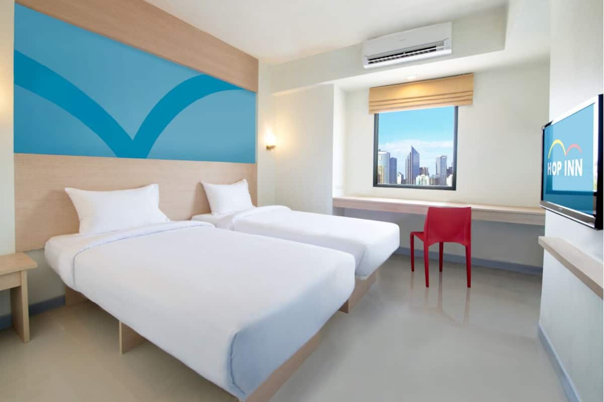 Standard Twin Room | In-room safe, desk, laptop workspace, blackout drapes