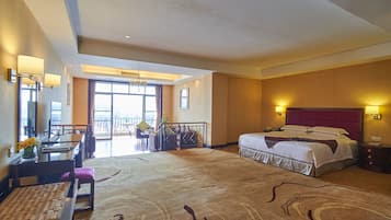 Deluxe Suite | Minibar, desk, blackout drapes, rollaway beds