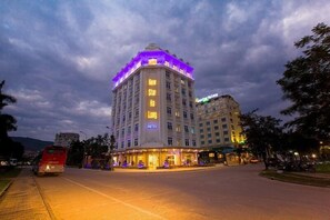 Front of property - evening/night - New Star Halong Hotel (Bai Chay)