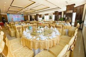 朝食、ランチ、ディナーに営業 (多国籍料理)