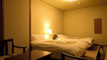 Ein Hotelzimmer mit Bett, Schreibtisch und Stuhl.