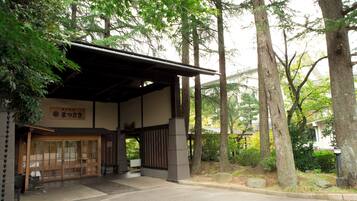 Vista frontal de la propiedad