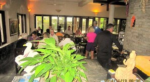 Se sirven desayunos y cocina local e internacional, con vista al jardín