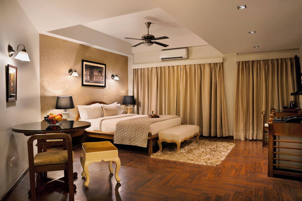 Executive Studio Suite | Minibar, in-room safe, desk, soundproofing