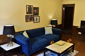 行政开间套房 | 起居区 | 平板电视