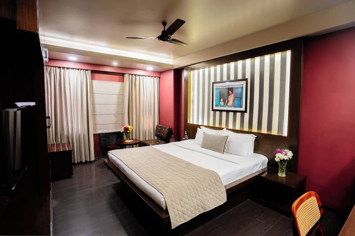 Premier Double or Twin Room | Minibar, in-room safe, desk, soundproofing