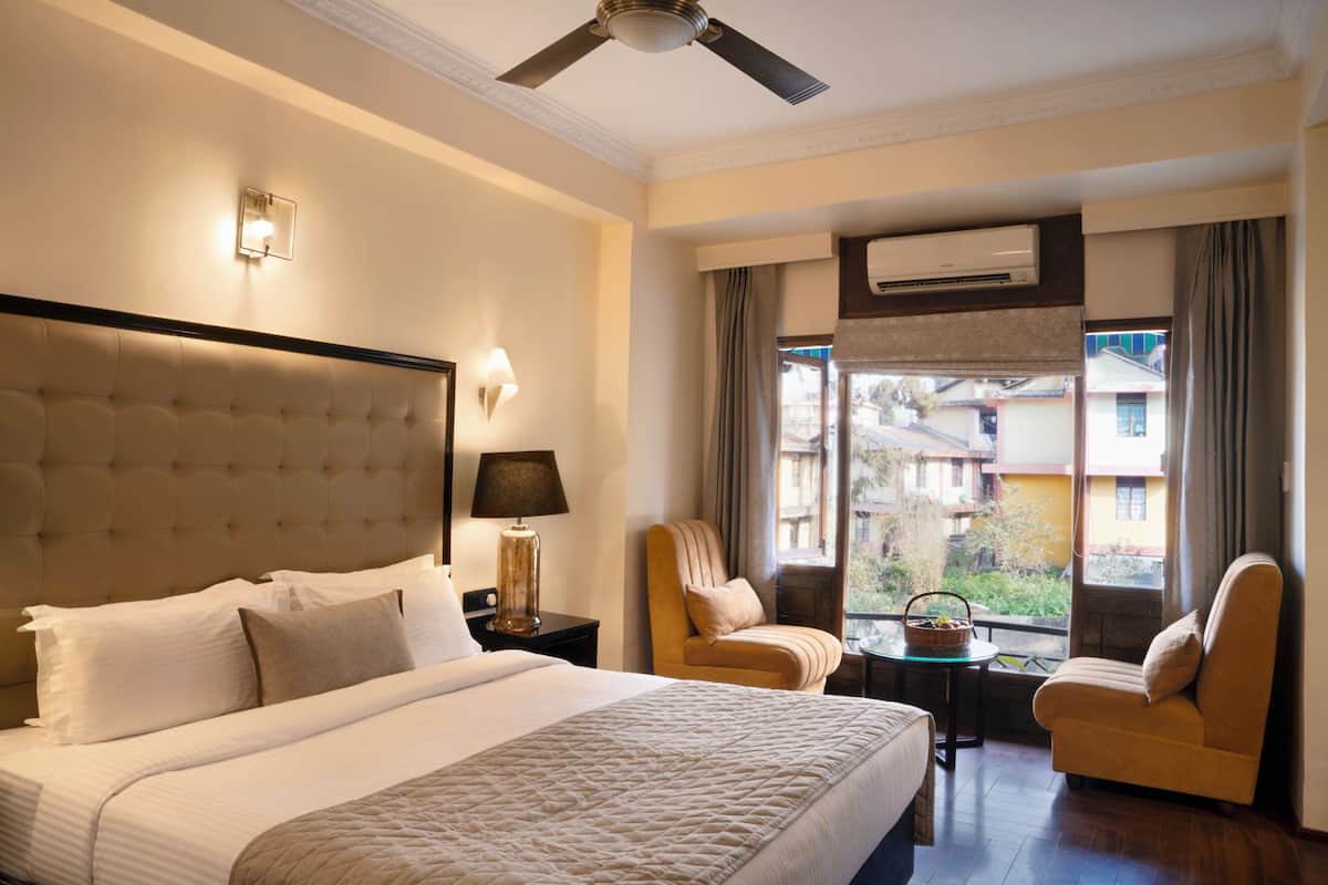 Deluxe Double Room | Minibar, in-room safe, desk, soundproofing