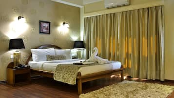 Executive Studio Suite | Minibar, in-room safe, desk, soundproofing