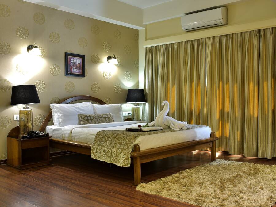 Executive Studio Suite | Minibar, in-room safe, desk, soundproofing