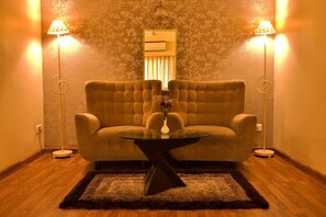 Executive Studio Suite | Living area | Flat-screen TV
