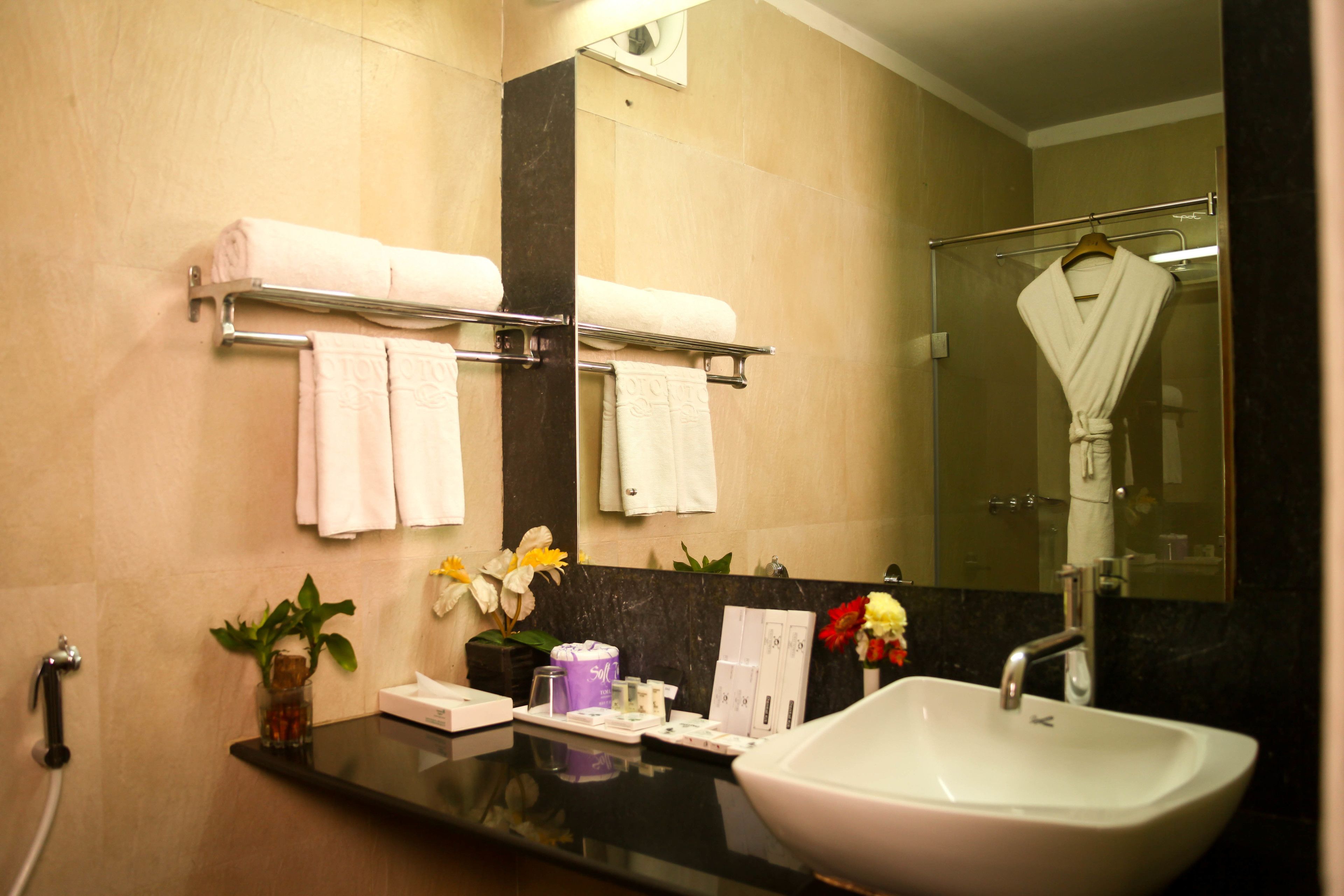 Douche, douche à « effet pluie », articles de toilette gratuits