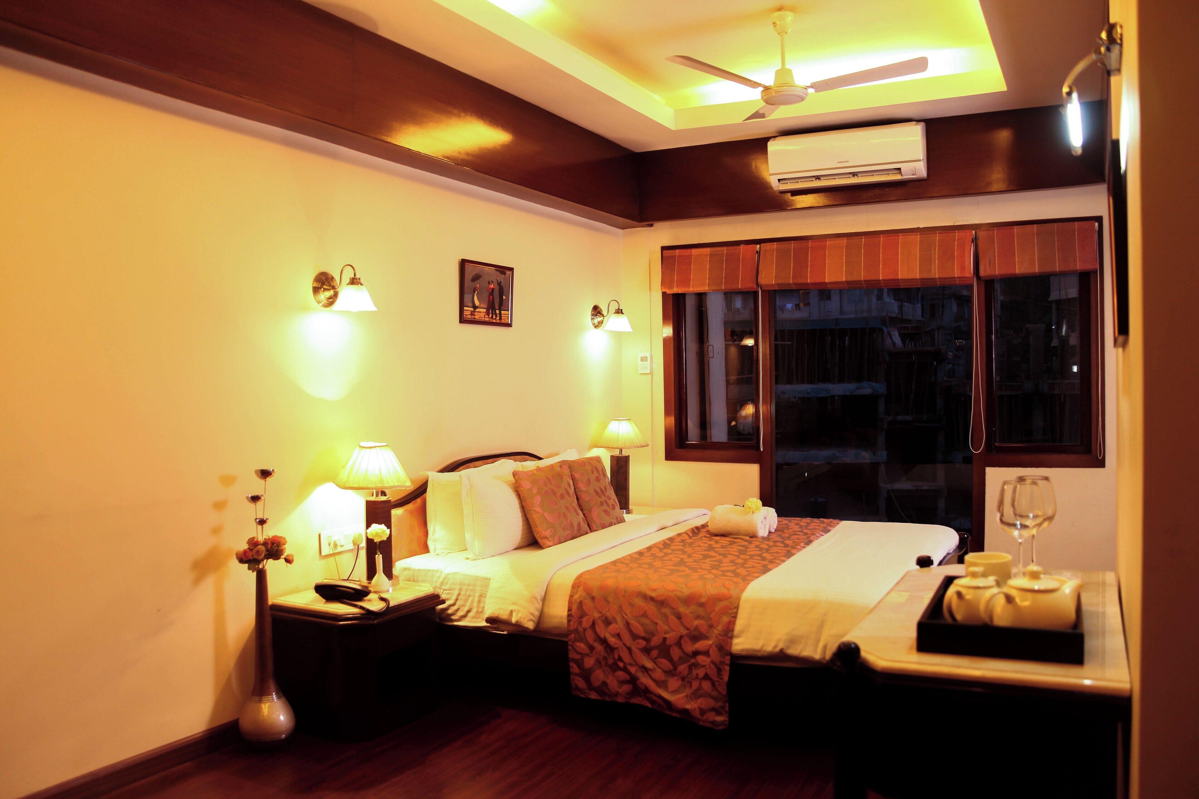 Executive Studio Suite | Minibar, in-room safe, desk, soundproofing