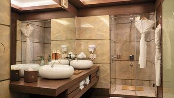 Shower, rainfall showerhead, free toiletries, hair dryer