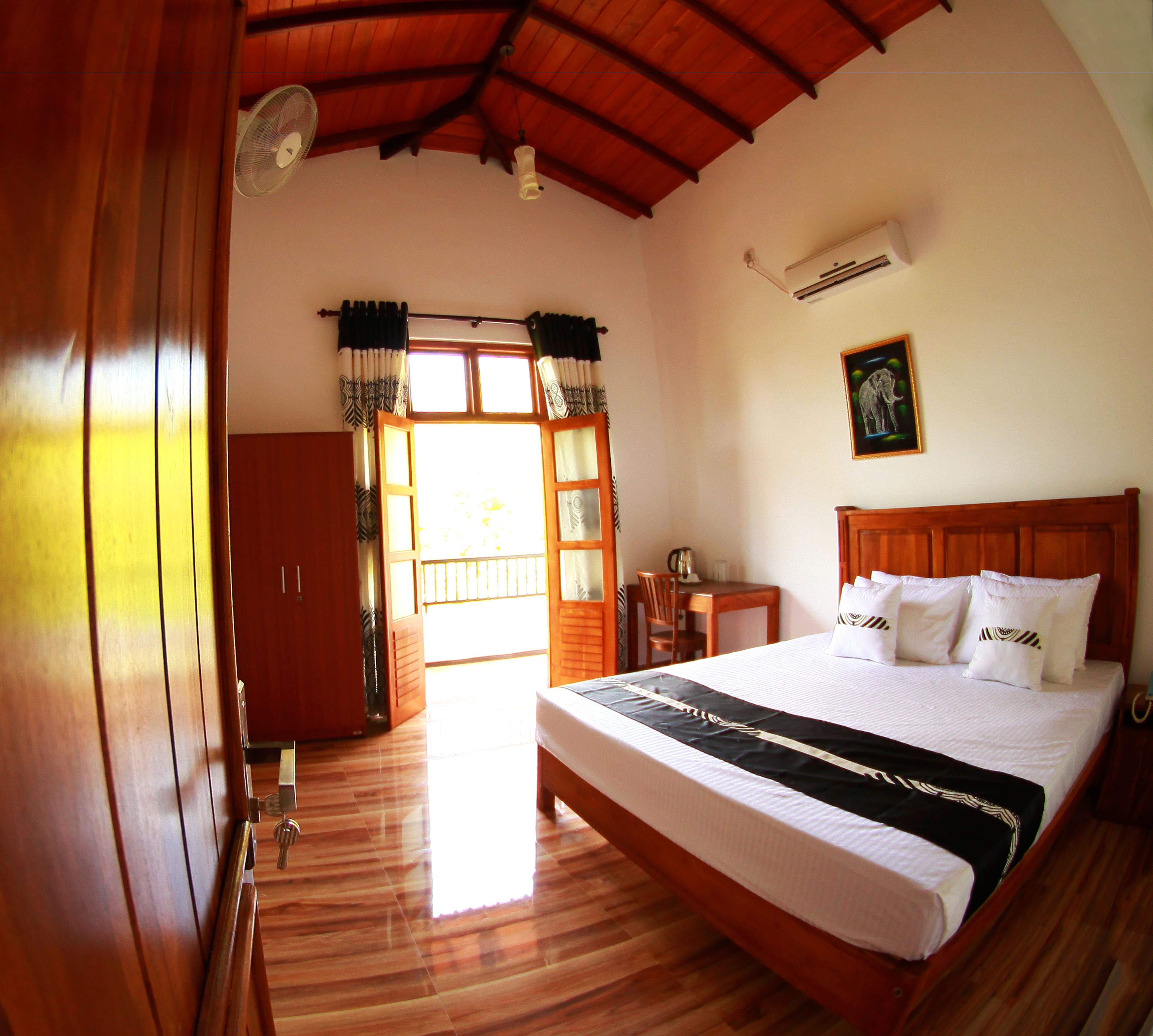 Superior Double Room, Balcony, Garden View | Meja, seterika/papan seterika, katil lipat simpan/tambahan 