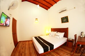 Superior tweepersoonskamer, balkon, uitzicht op tuin | Een bureau, een strijkplank/strijkijzer, extra bedden, gratis wifi