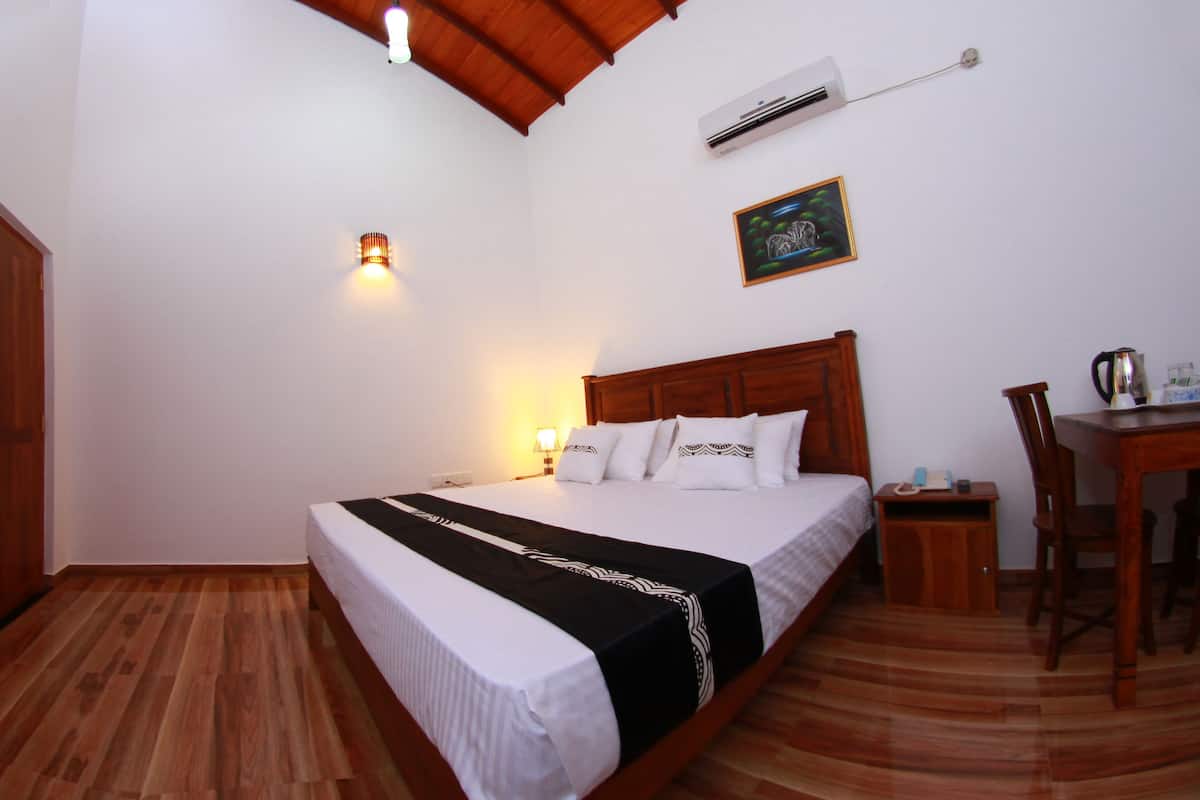 Habitación doble superior, balcón, vista al jardín | Escritorio, tabla de planchar con plancha, camas extra y wifi gratis 