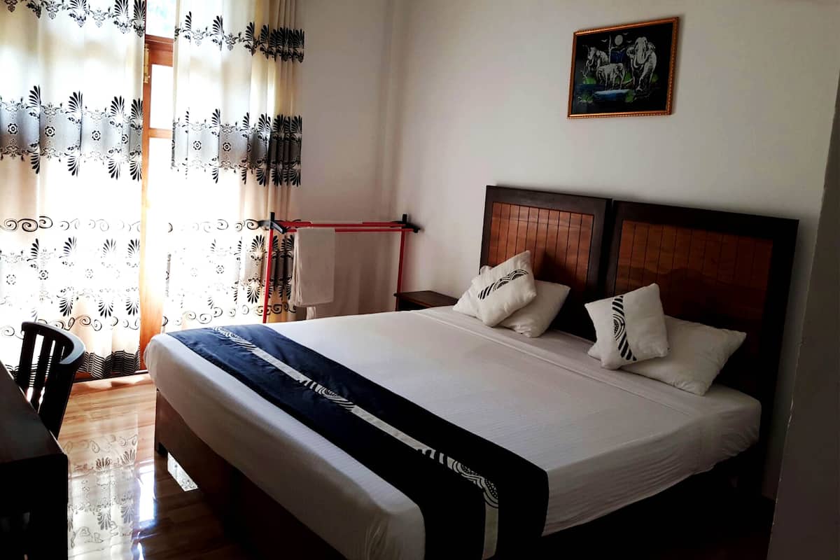 Habitación económica | Escritorio, tabla de planchar con plancha, camas extra y wifi gratis 