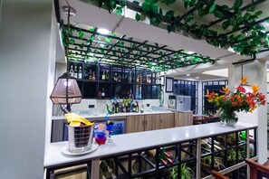 Pub, con vista a la piscina, abre todos los días