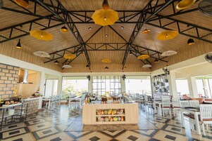 2 restaurantes; se sirve desayuno, almuerzo, cena y brunch