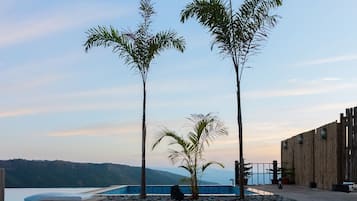 Piscine extérieure, parasols de plage, chaises longues