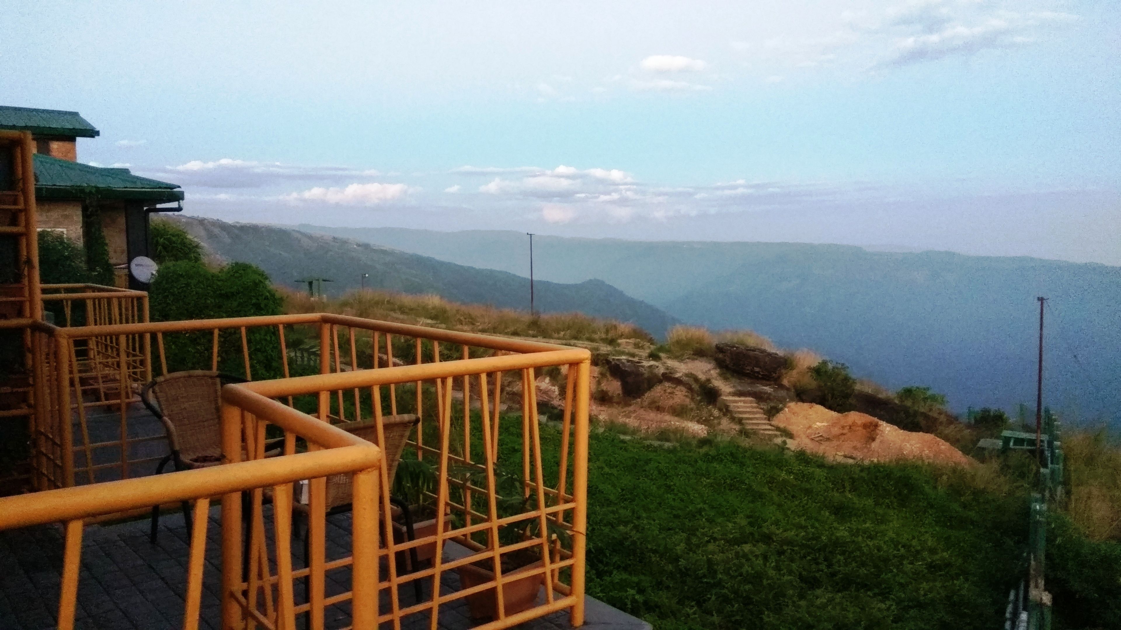 Un balcón con vistas a un paisaje montañoso.