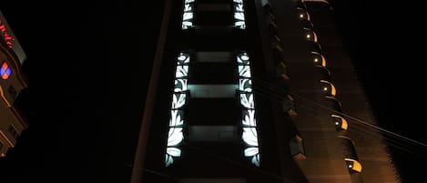 Facciata della struttura - sera/notte