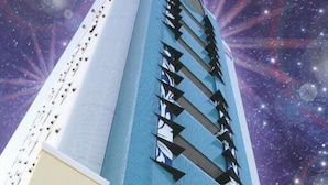 Et hotel med et moderne design, kendetegnet ved en markant vertikal bygning og en skilt med hotellets navn.