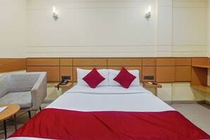 Max Queen Room | In-room safe, desk, free WiFi, bed sheets