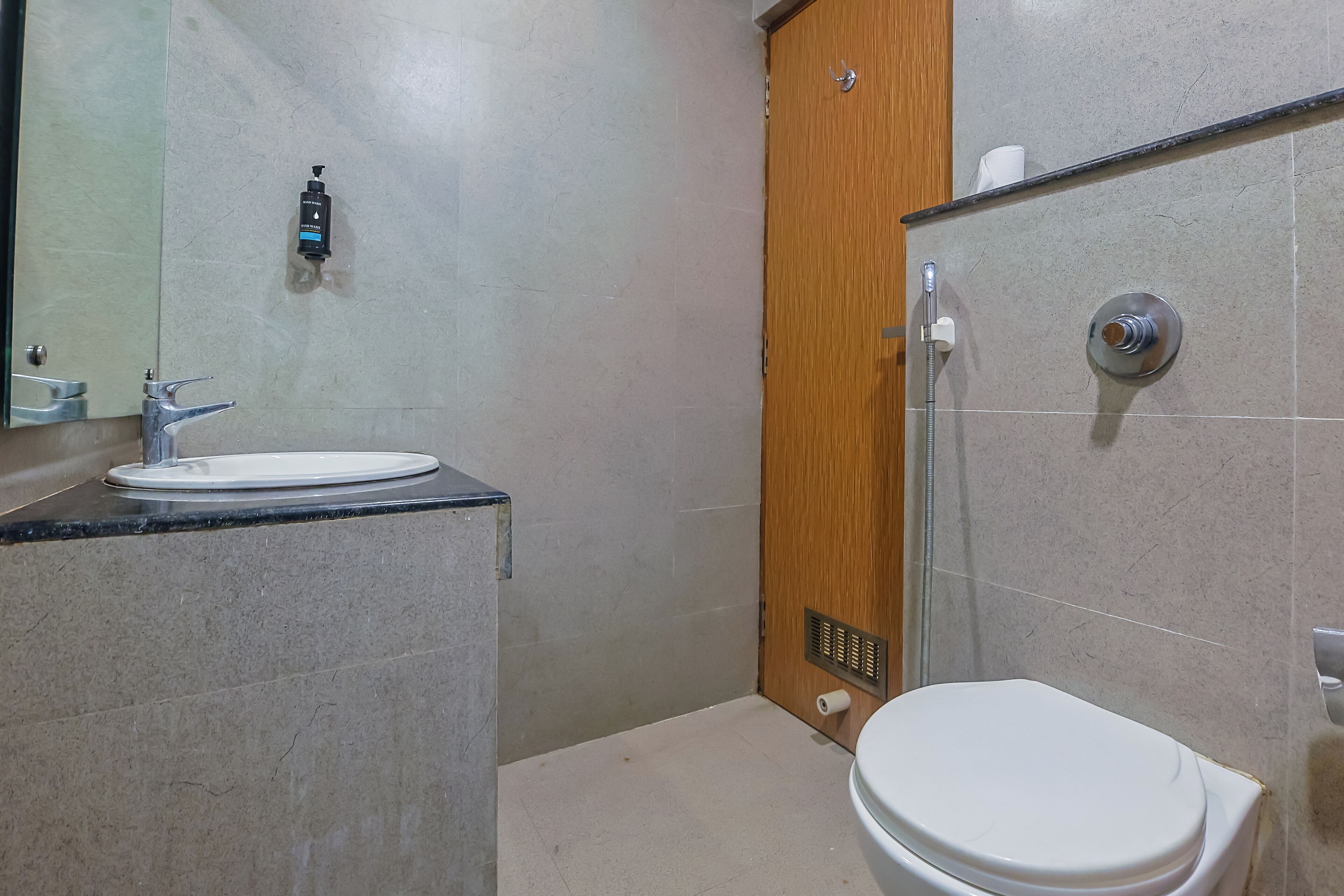 Une salle de bain avec un lavabo, des toilettes et une douche.