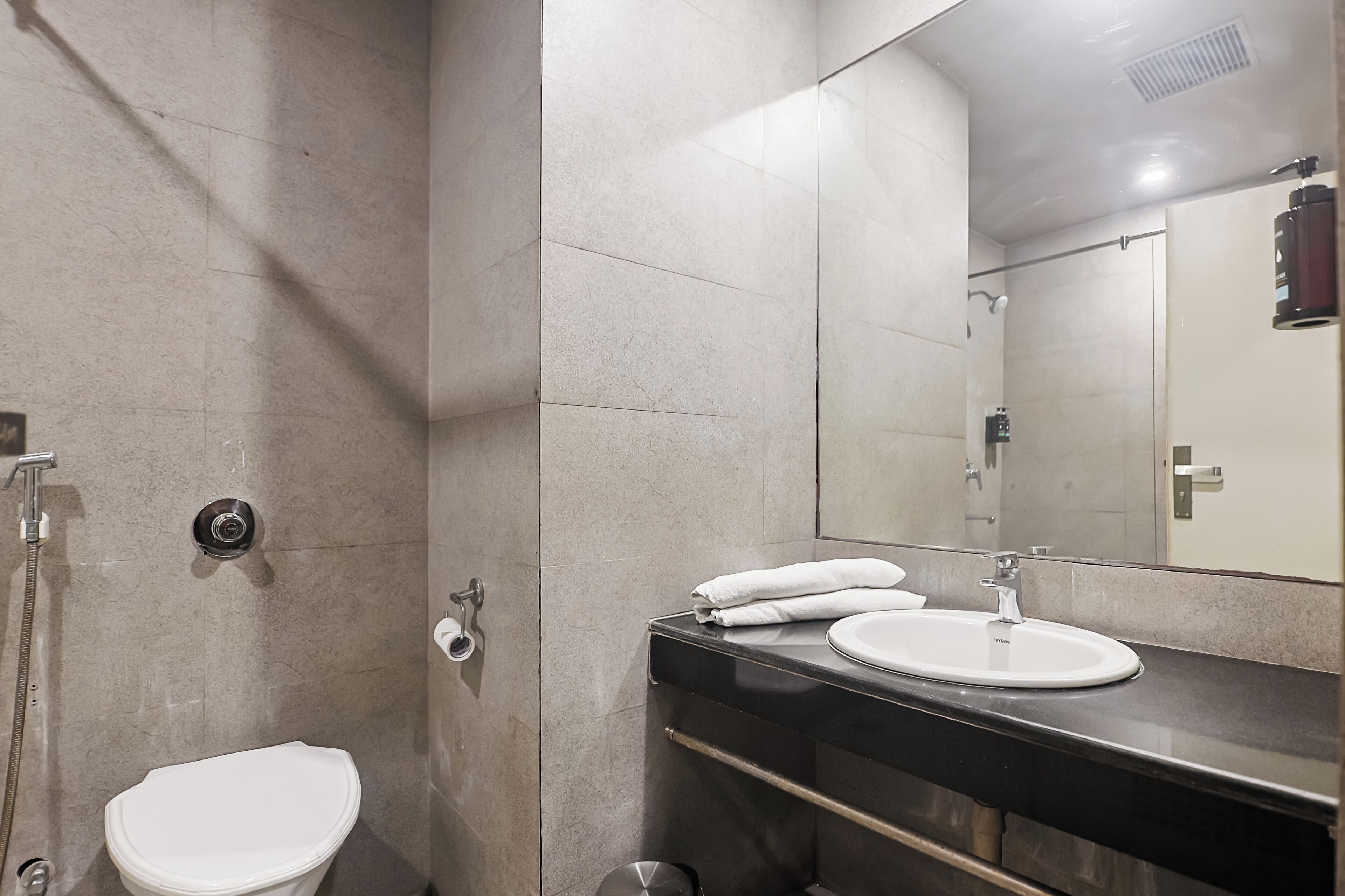 Chambre Double | Salle de bain | Douche, articles de toilette gratuits, sèche-cheveux