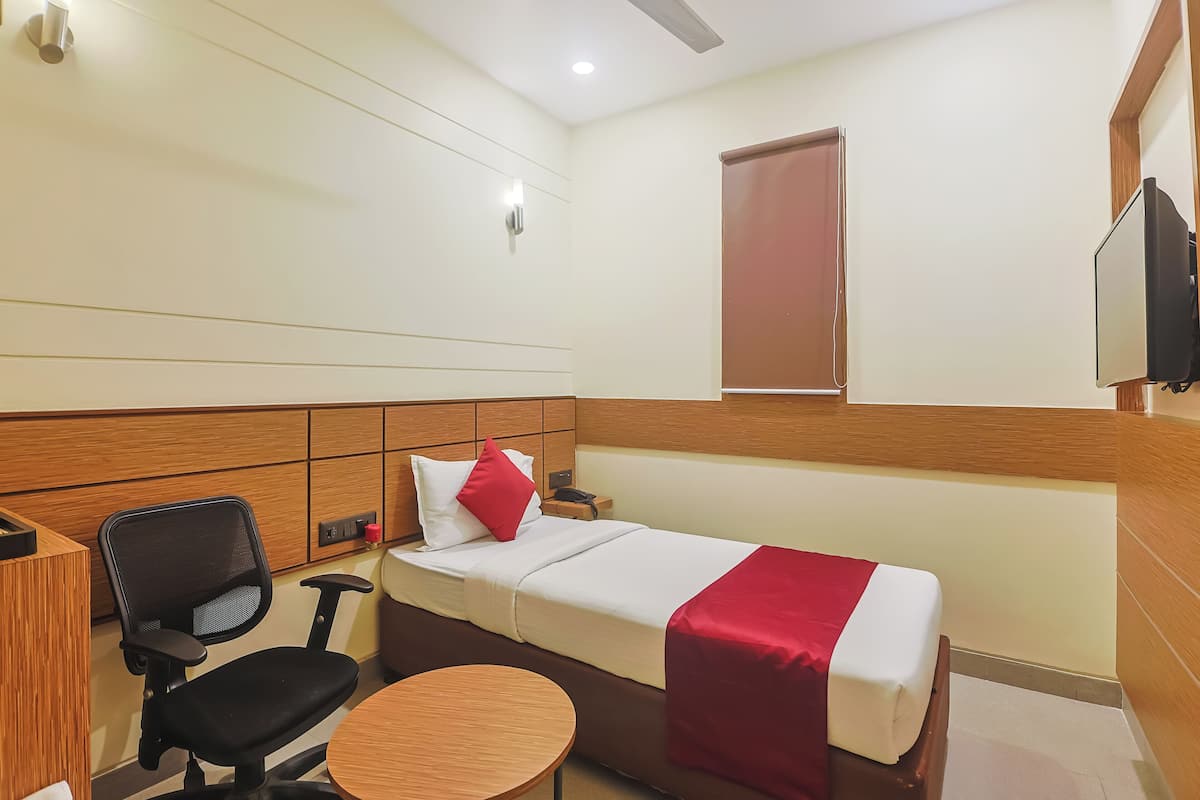 Quarto solteiro básico, 1 cama Queen | Cofres nos quartos, escrivaninha, Wi-Fi de cortesia, roupa de cama