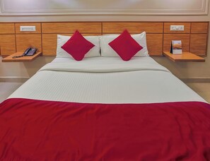 Max Queen Room | In-room safe, desk, free WiFi, bed sheets