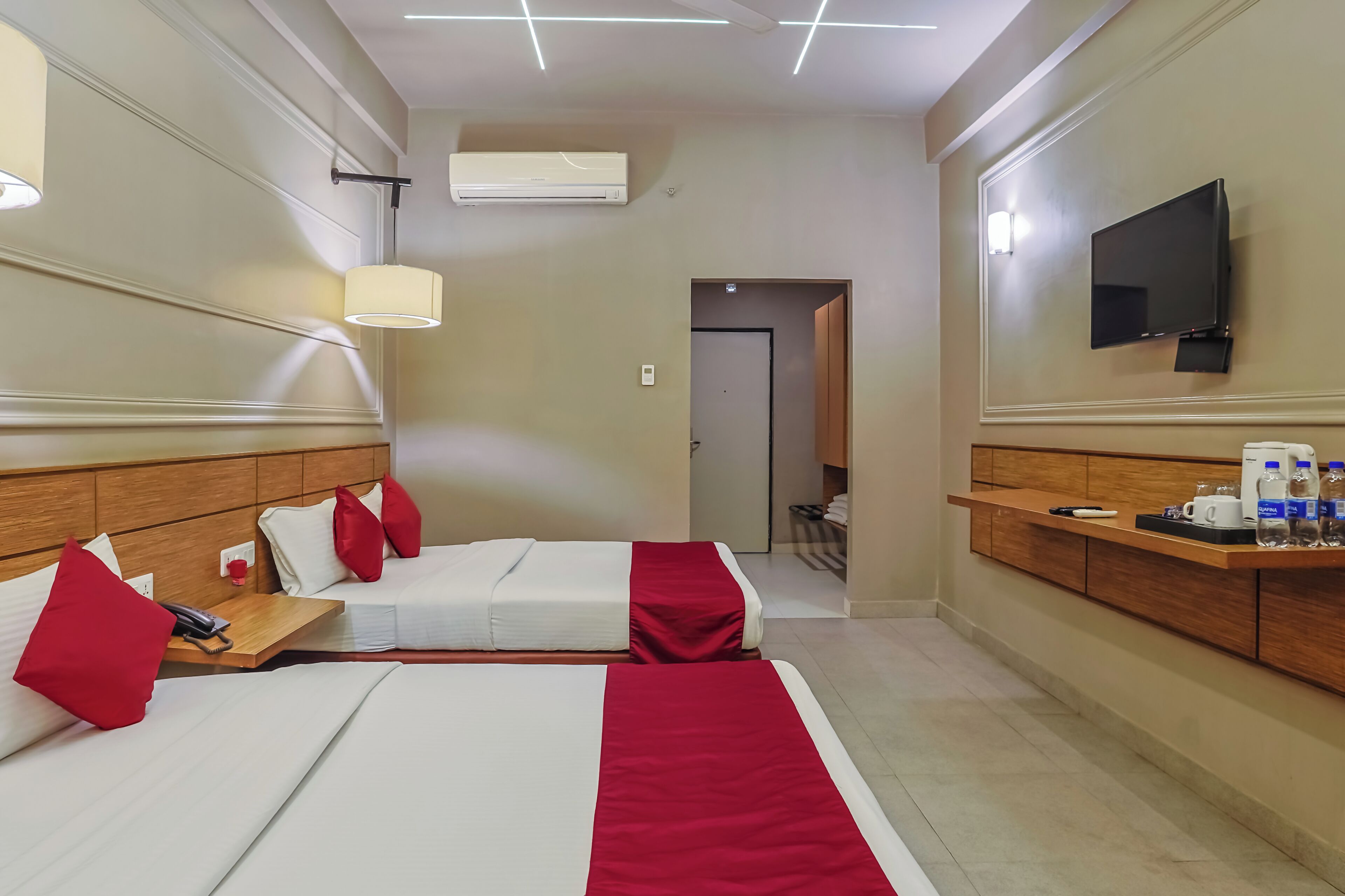 Family Room | In-room safe, desk, free WiFi, bed sheets