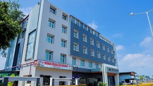 Un edificio de varios pisos con un letrero que indica