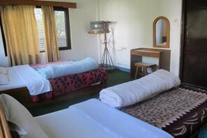 Standaard kamer | Een kluis op de kamer, een bureau, extra bedden, gratis wifi