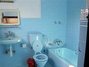 Standard Room | Bathroom | Shower, free toiletries, towels - Green Park (Pokhara)