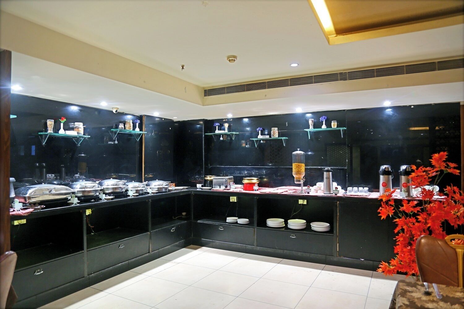 Cocina moderna con encimeras negras, electrodomésticos de acero inoxidable y una isla central.