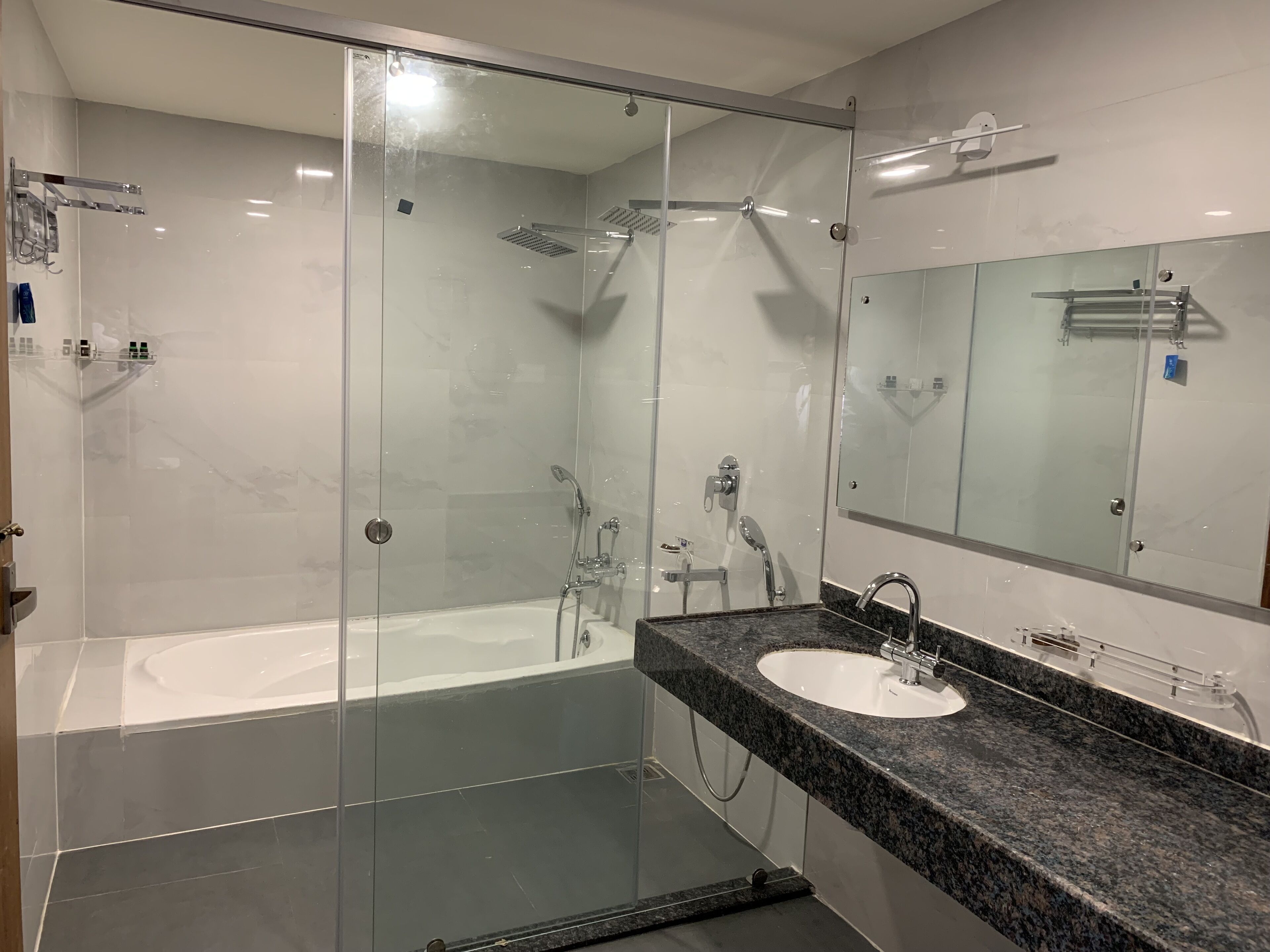 プレジデンシャル スイート キングベッド 1 台 | バスルーム | レインフォールシャワー、バスアメニティ (無料)、ヘアドライヤー、バスローブ