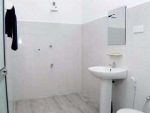 Shower, free toiletries, towels