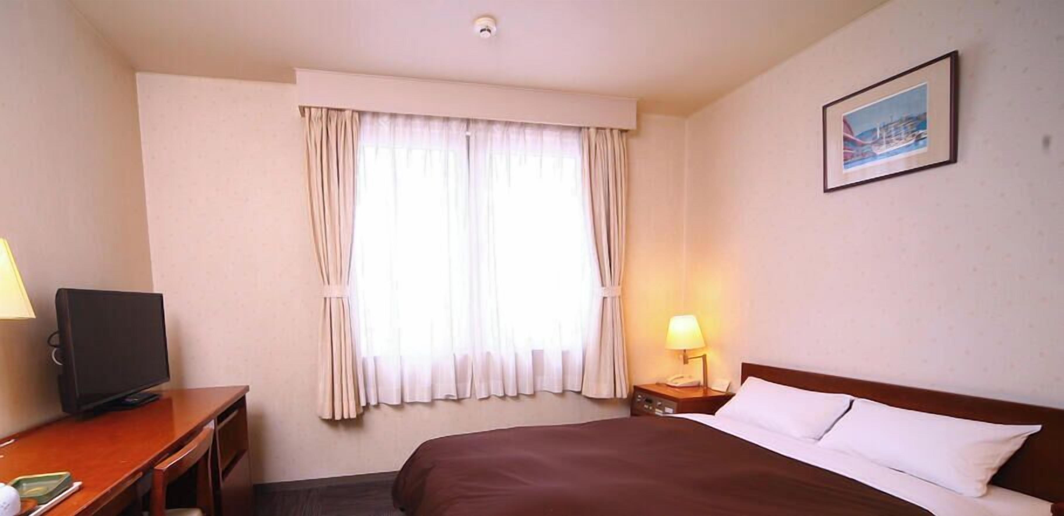 In-room safe, soundproofing, free WiFi, bed sheets