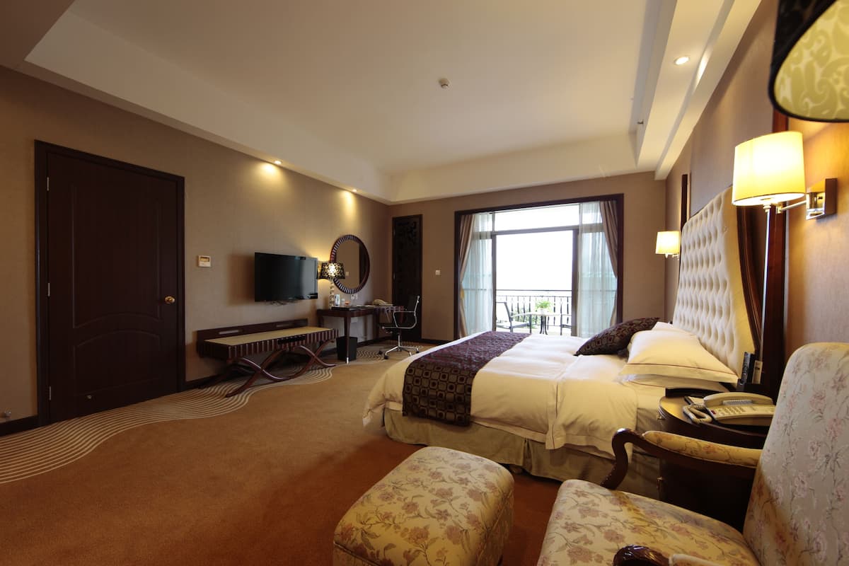 Executive Suite | Premium bedding, minibar, in-room safe, desk