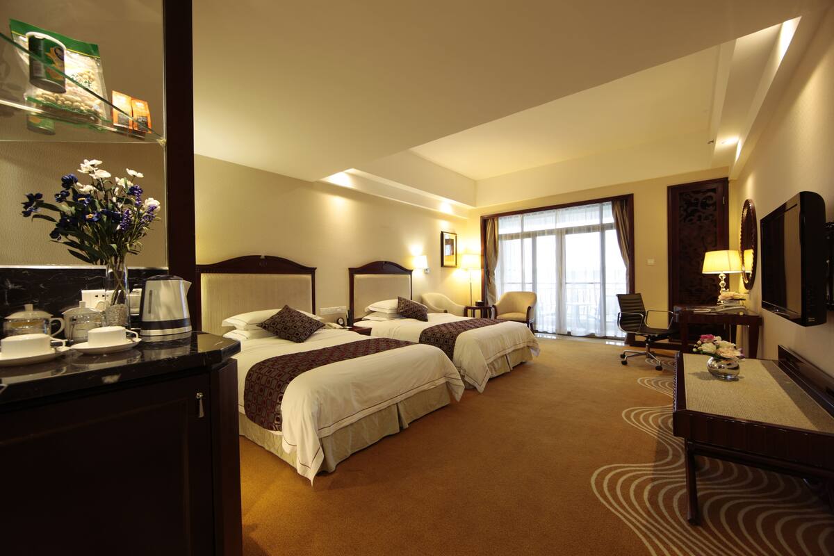 Phòng Executive | Bộ đồ giường cao cấp, minibar, két bảo mật tại phòng, bàn