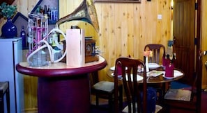 Breakfast, lunch, dinner served; local and international cuisine