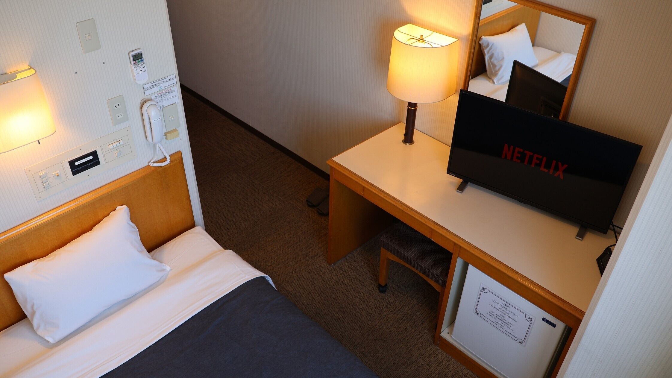 Escritorio, cortinas blackout, wifi gratis y ropa de cama 