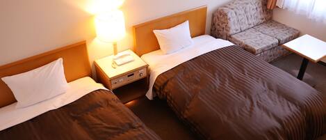 Escritorio, cortinas blackout, wifi gratis y ropa de cama
